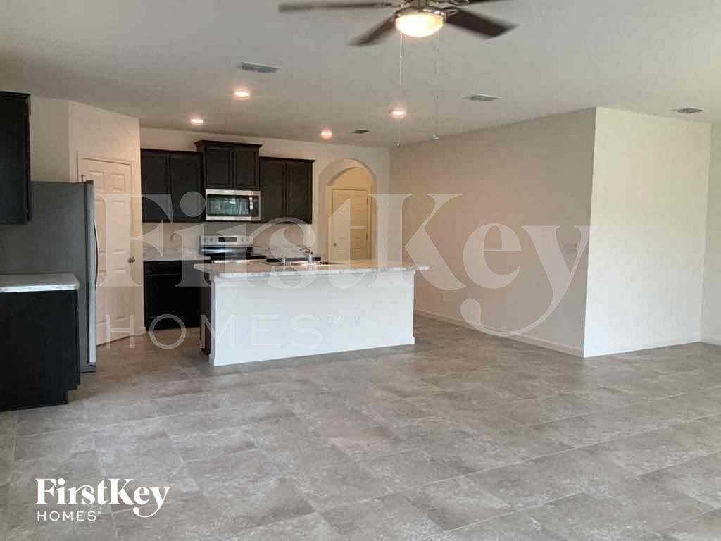 Building Photo - 6938 NW Daffodil Ln