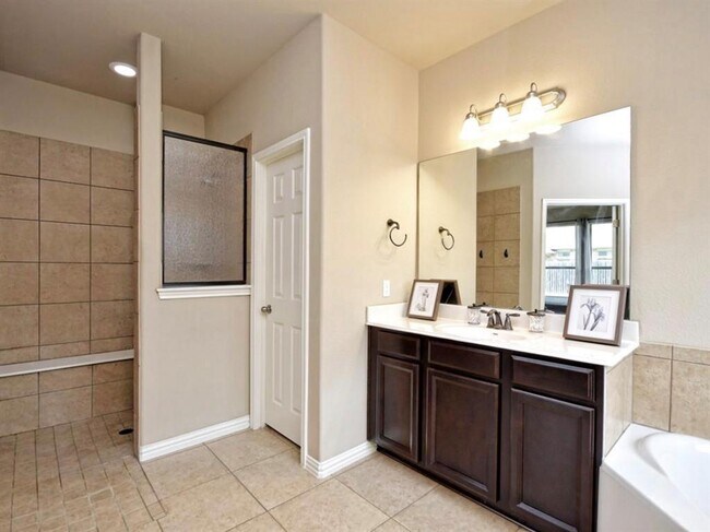 Building Photo - 204 Orvieto Ln