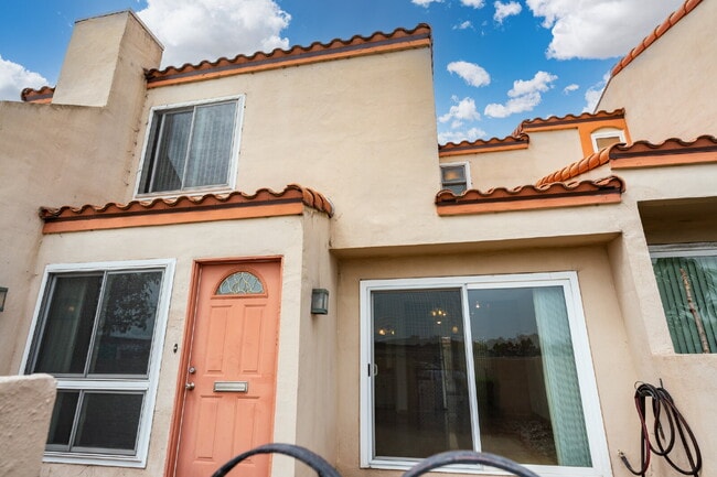 Building Photo - Resort-style amenities in a highly desirab...