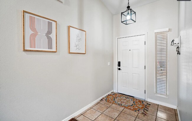 Building Photo - Cozy Home with ENCLOSED BACKYARD