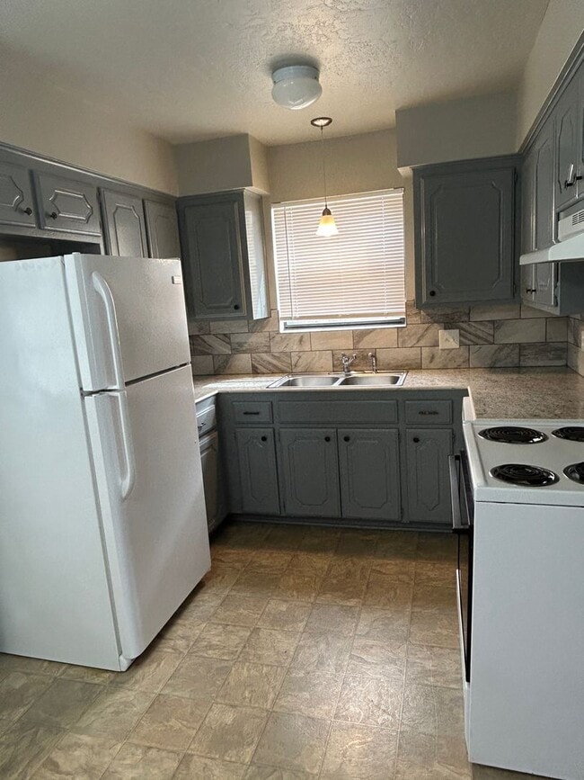 Building Photo - 910 NE Tortoise Dr