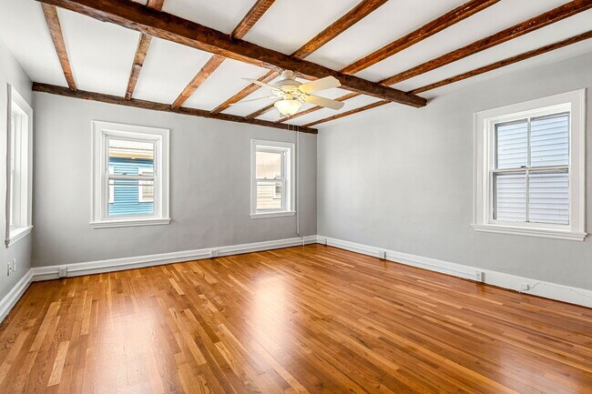 Building Photo - 8 Carlton St