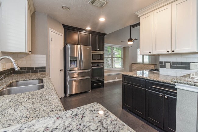 Building Photo - 8806 Lakeside Forest Dr