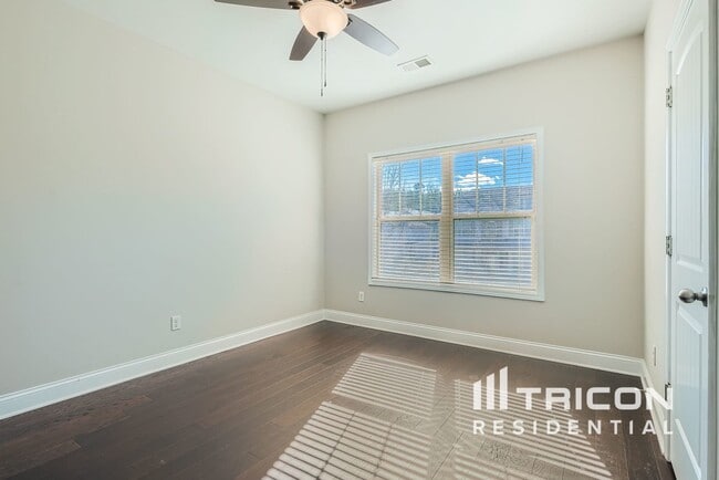 Building Photo - 3768 Lake Haven Way