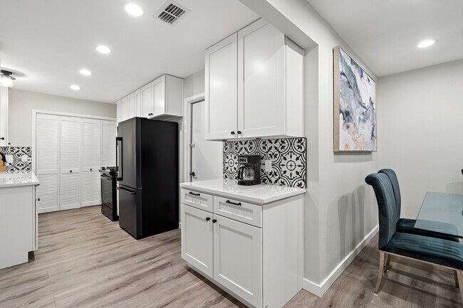 Building Photo - 3400 Laguna Dr