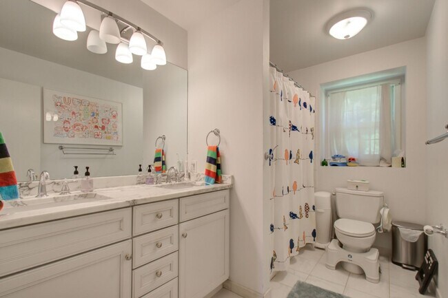 Building Photo - Cool Colonial in North Chevy Chase!