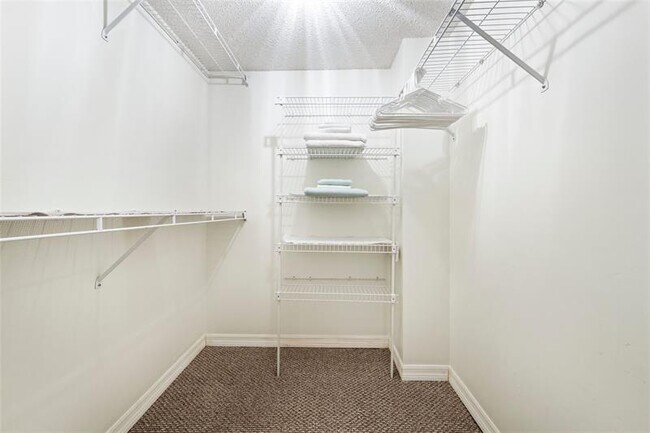 Building Photo - 3150 N Course Ln