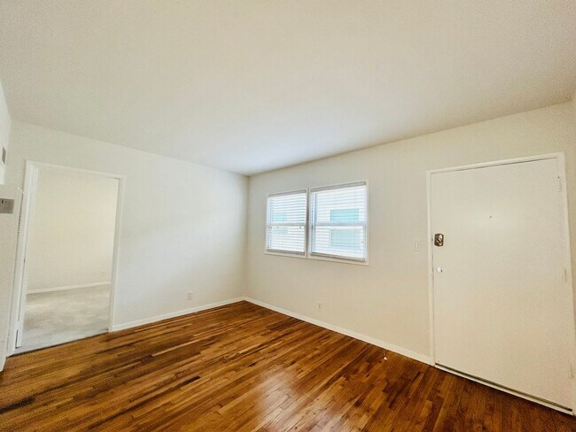 Building Photo - was738