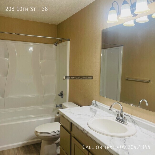 Building Photo - 208 S 10th St