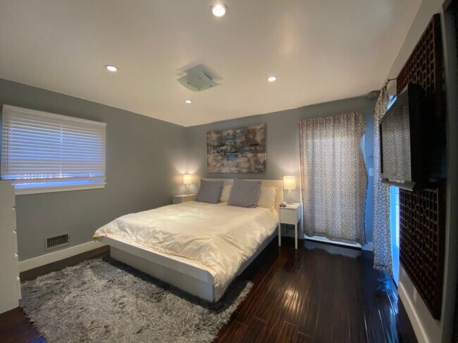 Building Photo - 920 N Beverly Glen Blvd