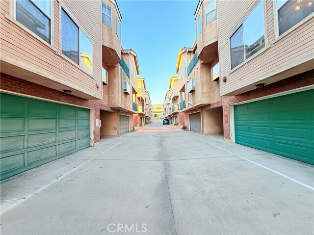 Building Photo - 319 W Duarte Rd