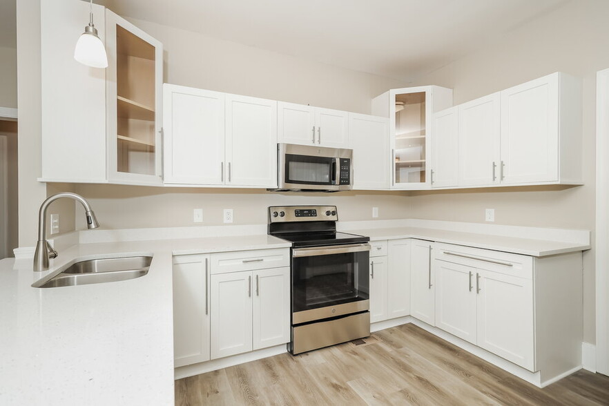 Building Photo - 3073 Essex Dr