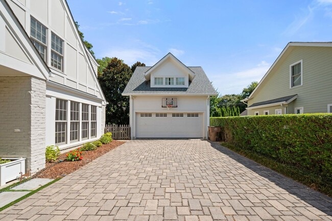Building Photo - Luxury unfurnished 4BR/4.5BA Tudor in Belle Meade Links.