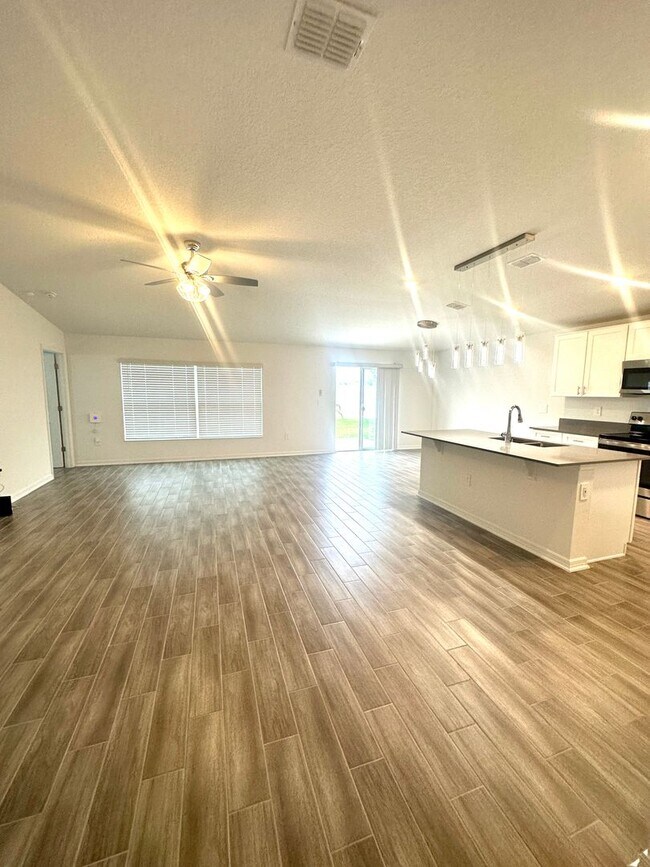 Building Photo - Brand New 4 bed inCypress Park - Haines City