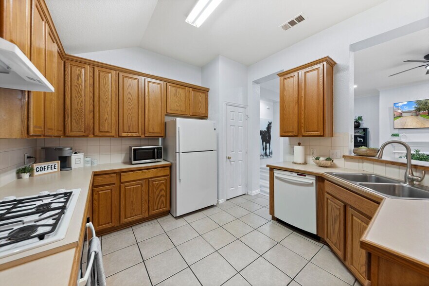 Building Photo - 4835 Crown Dr