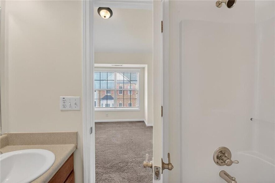 Building Photo - 2928 George Busbee Pkwy NW