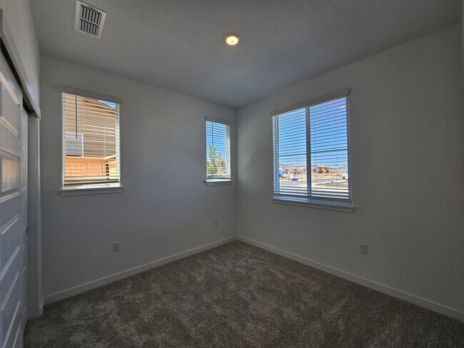 Building Photo - 3569 Vestland Wy