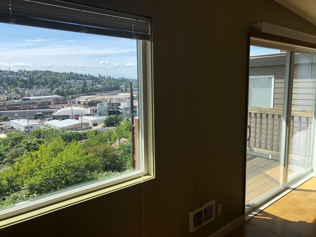 Building Photo - Beautiful 2-Bedroom Apartment with Stunnin...