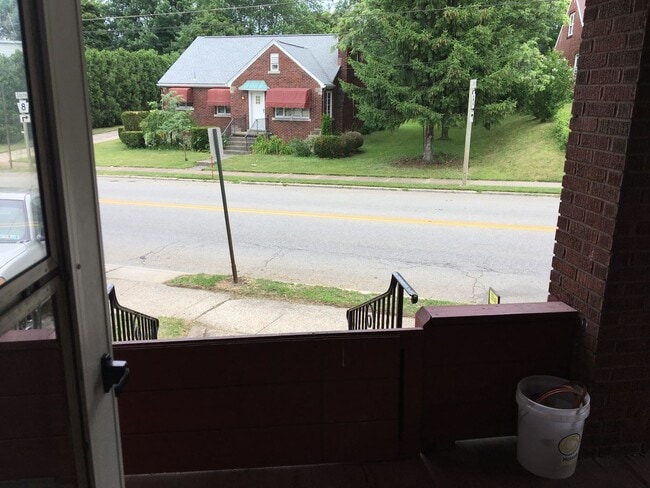 Building Photo - Awesome 3 BR 1 Bath Home with off street p...