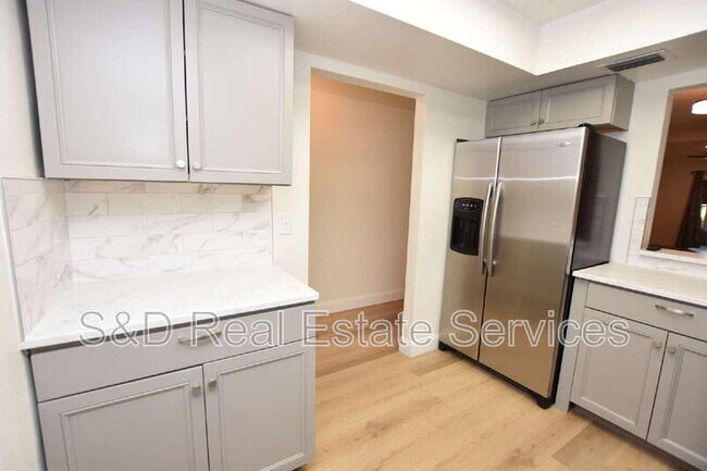 Building Photo - 2025 Sylvester Rd