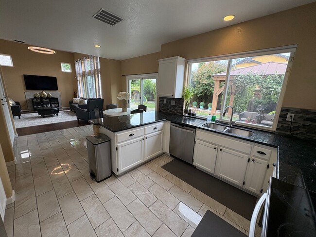 Building Photo - Beautiful 3 Bedroom 2.5 Bath Brentwood Home With SOLAR