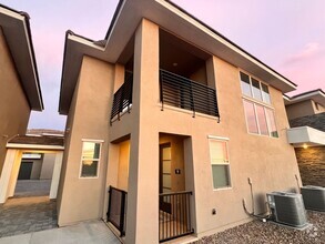 Building Photo - Charming 2BR Condo in Phoenix