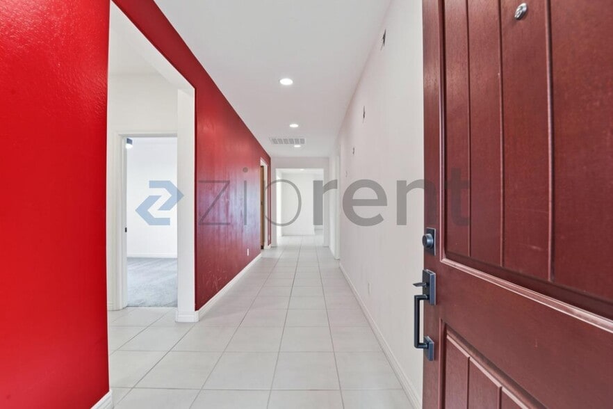 Building Photo - Unit