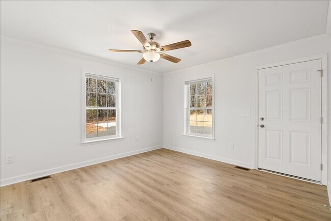 Building Photo - The Home You’ve Been Searching For! *Utili...