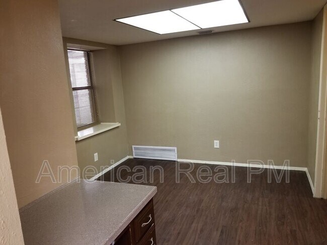 Building Photo - 801 Wood Glen