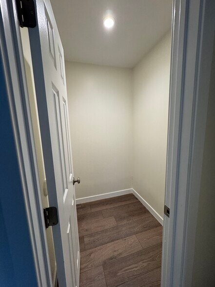 Building Photo - 208 Oswego Ave