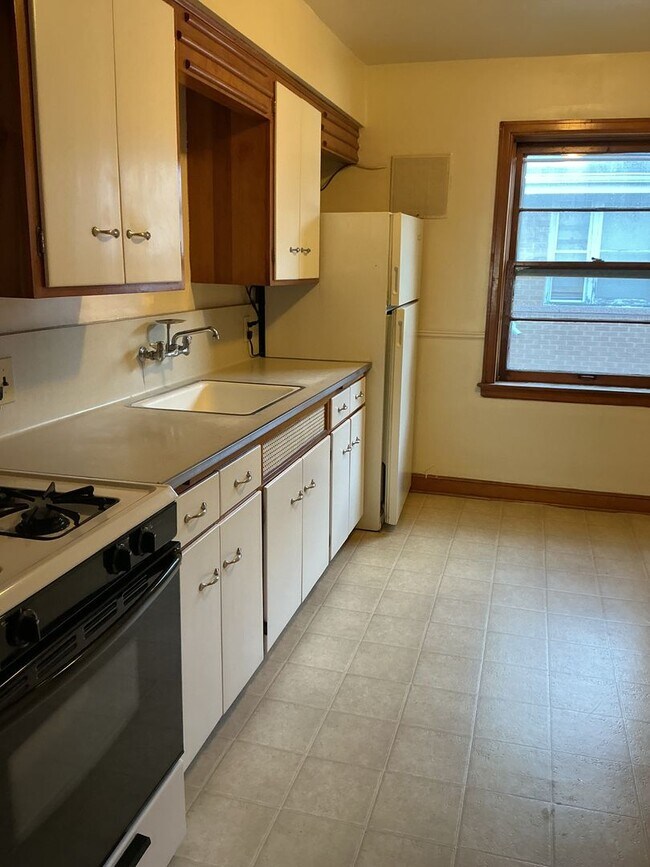 Building Photo - 2865 N Hartung Ave