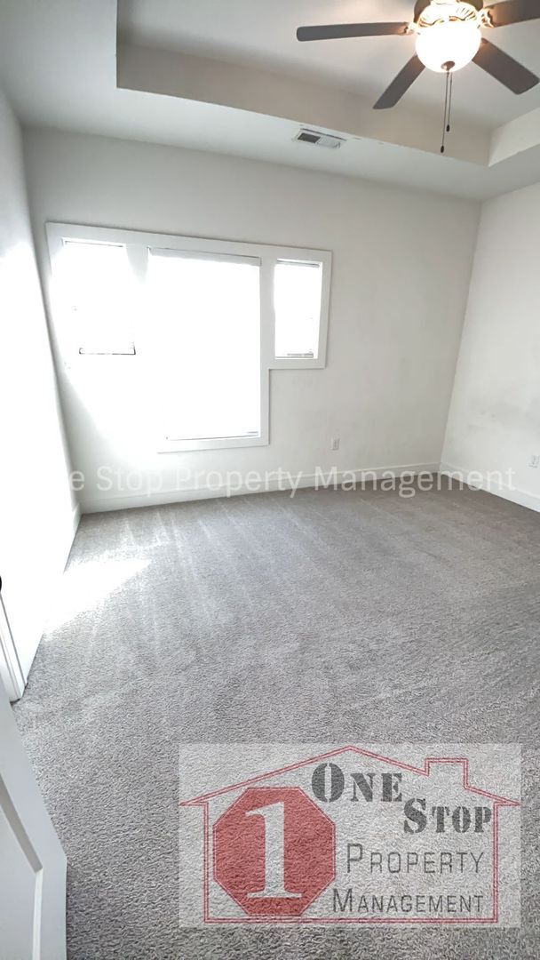 Building Photo - Beautiful 3 Bedroom, 2.5 Bathroom, 2 Car G...