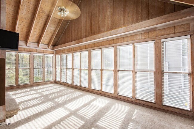 Building Photo - Cool, Mod 2 Bedroom Home in Brandermill