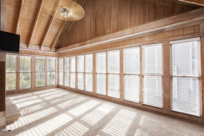 Building Photo - Darling 2 Bedroom Home in Brandermill