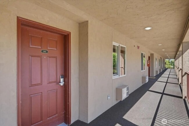 Building Photo - 322 W Woodin Ave