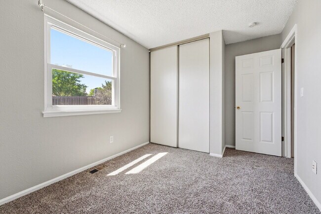 Building Photo - $2,440.95, 3 Beds, 2 Baths, Single Family Home in Aurora Washer and Dryer!