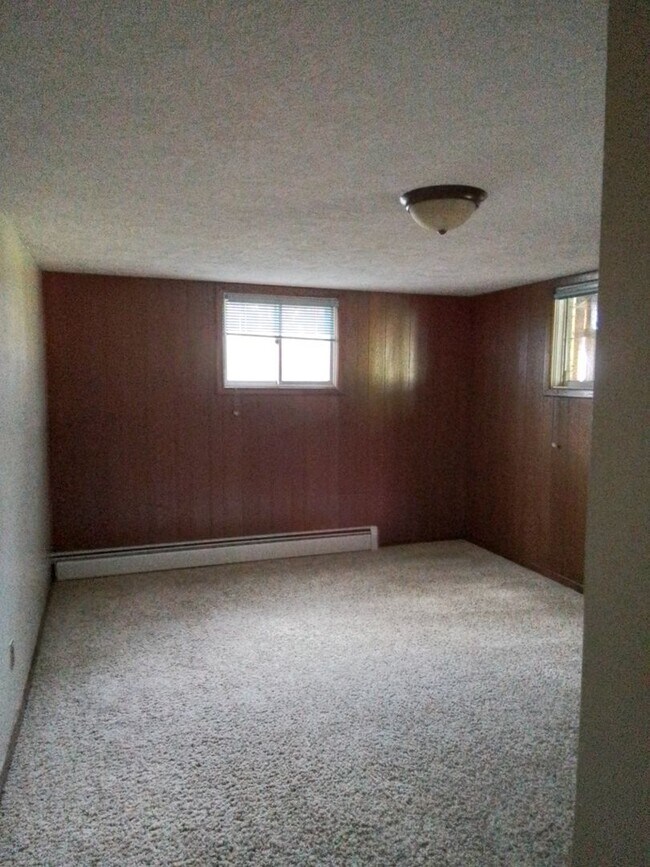 Building Photo - 3 BR 2 BA Horse and 1 small dog okay on ju...