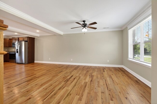 Building Photo - Luxury Size Townhome