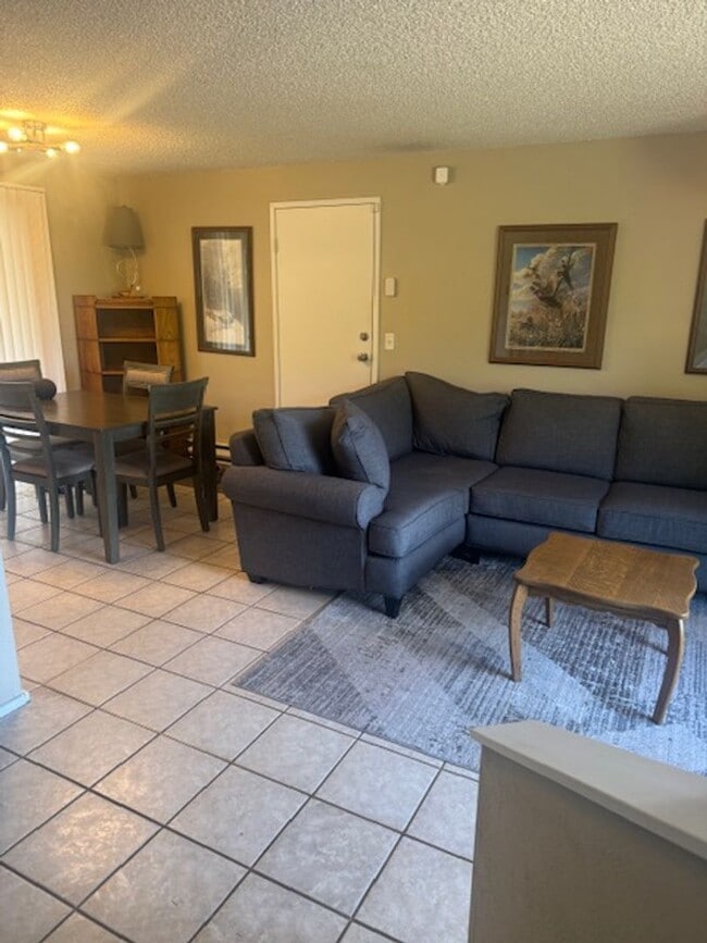 Building Photo - Beautiful 3 bed 2 bath rambler in South Hi...