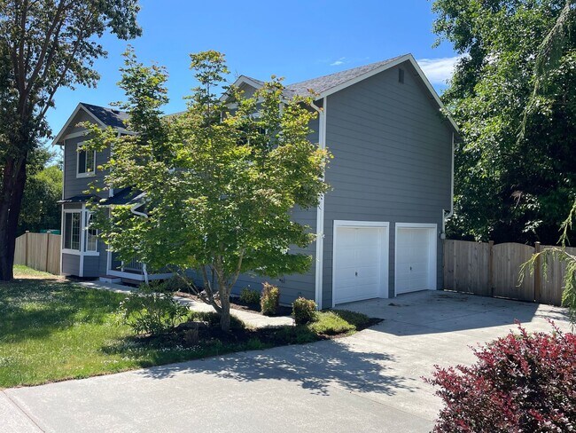 Building Photo - Beautiful, Spacious 4 BD/2.75 BATH house l...