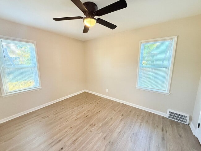 Building Photo - This beautifully updated 3-bedroom, 1-bath...