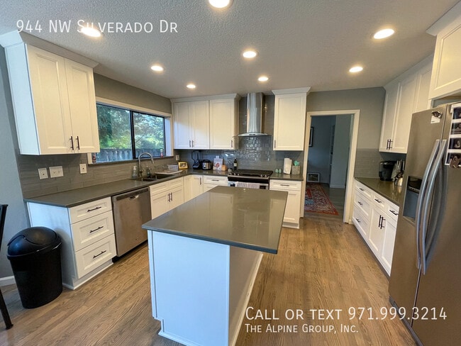 Building Photo - 944 NW Silverado Dr