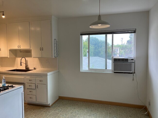 dining - 1640 Berkeley St
