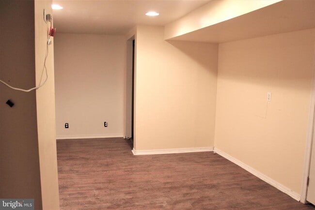 Building Photo - 411 W High St