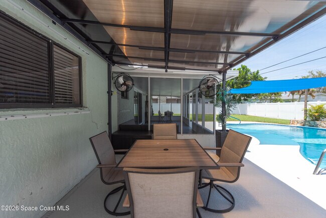Building Photo - 347 S Lakeside Dr
