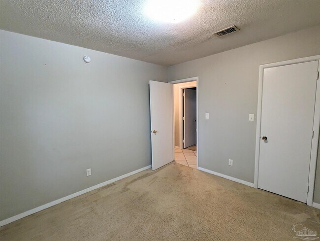 Building Photo - 5185 Hilltop Dr