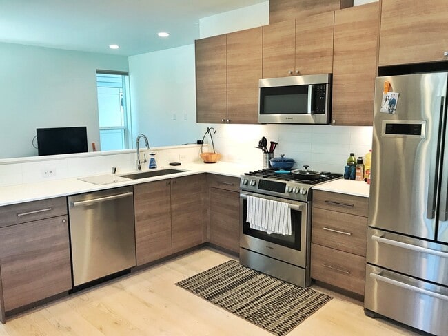Building Photo - Gorgeous, Airy Townhome on Treelined Stree...