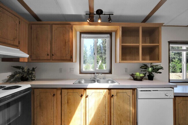 Building Photo - 3-Bedroom 2-Bathroom home with HUGE Shop in Cedar Flats