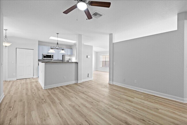 Building Photo - 2385 SW Neal Rd