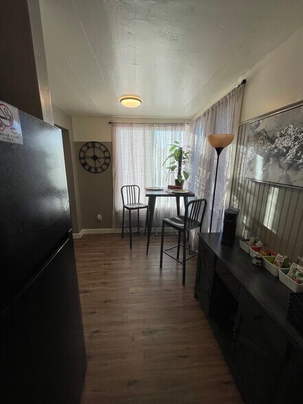 Building Photo - 230 W Myrtle St